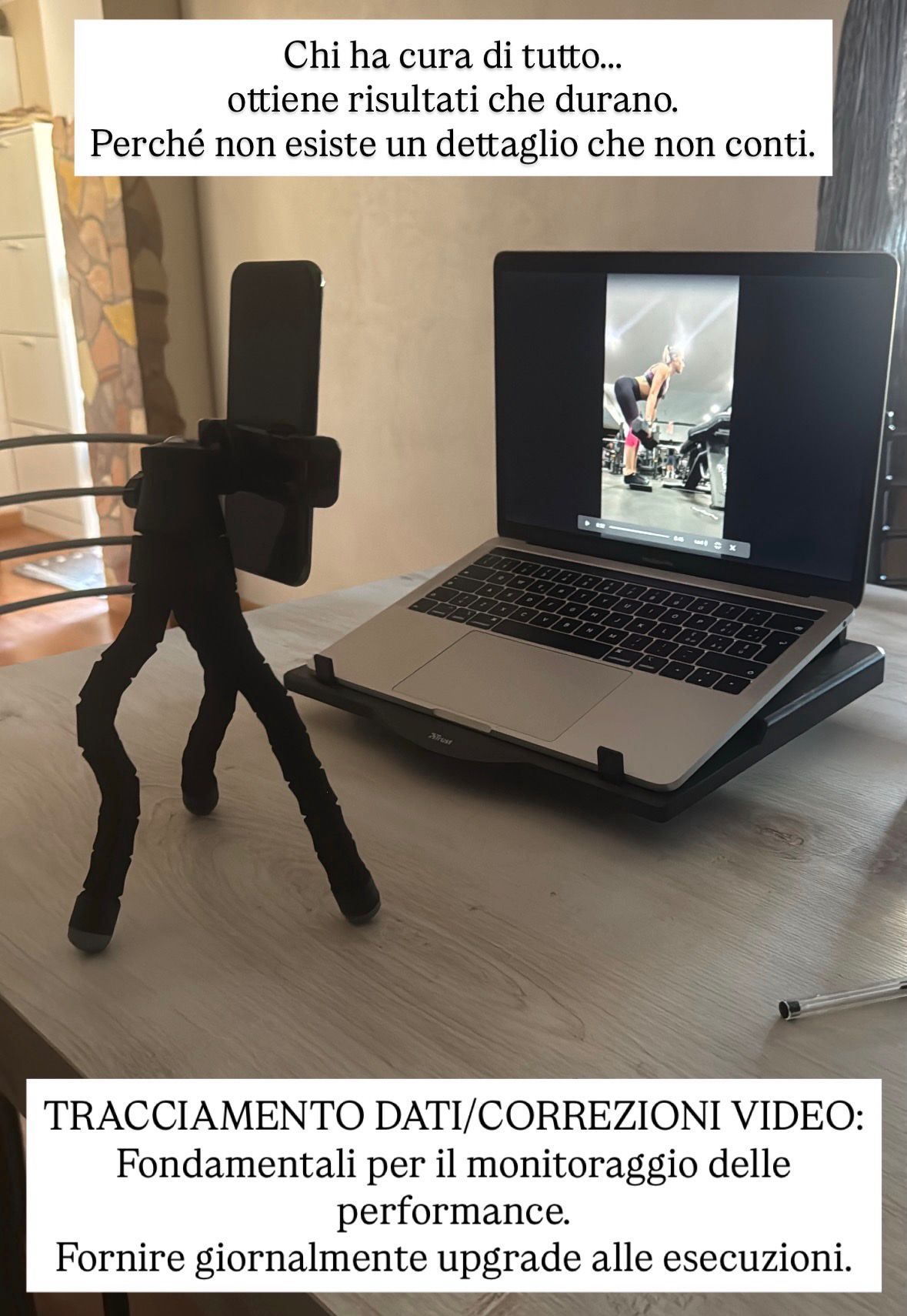 Postazione di lavoro con laptop e smartphone per l'analisi dei video degli allenamenti