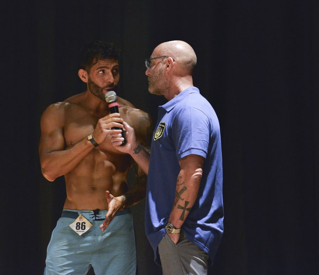 Mario Mattei sul palco durante un'intervista a fine gara