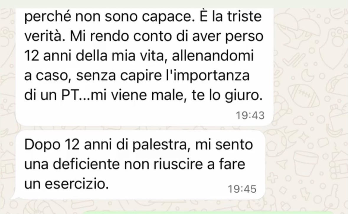 Messaggio WhatsApp di una cliente sugli anni di allenamento senza guida