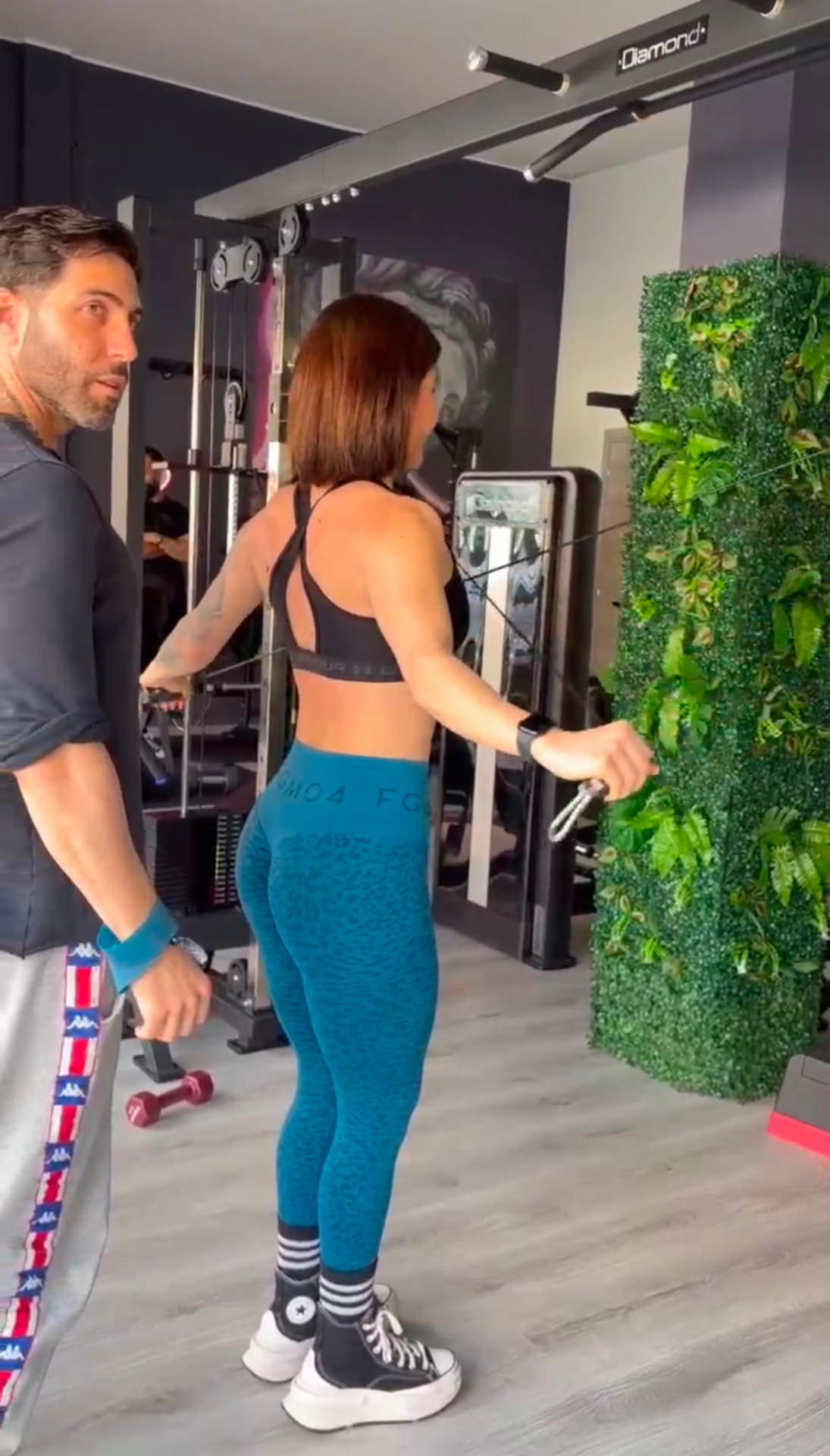 Correzione tecnica ai cavi con un'atleta Team Emme