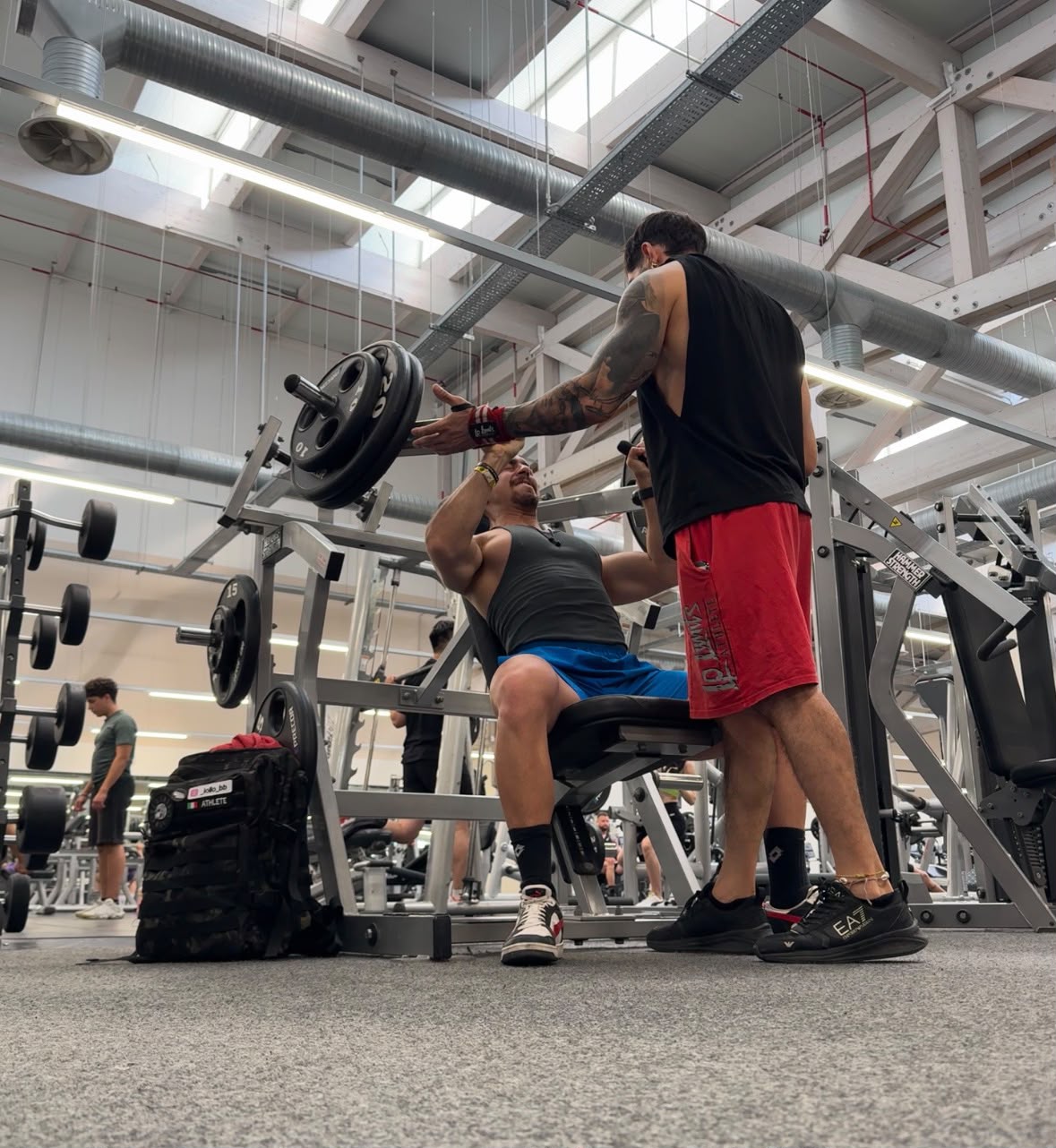 Assistenza tecnica su chest press in palestra