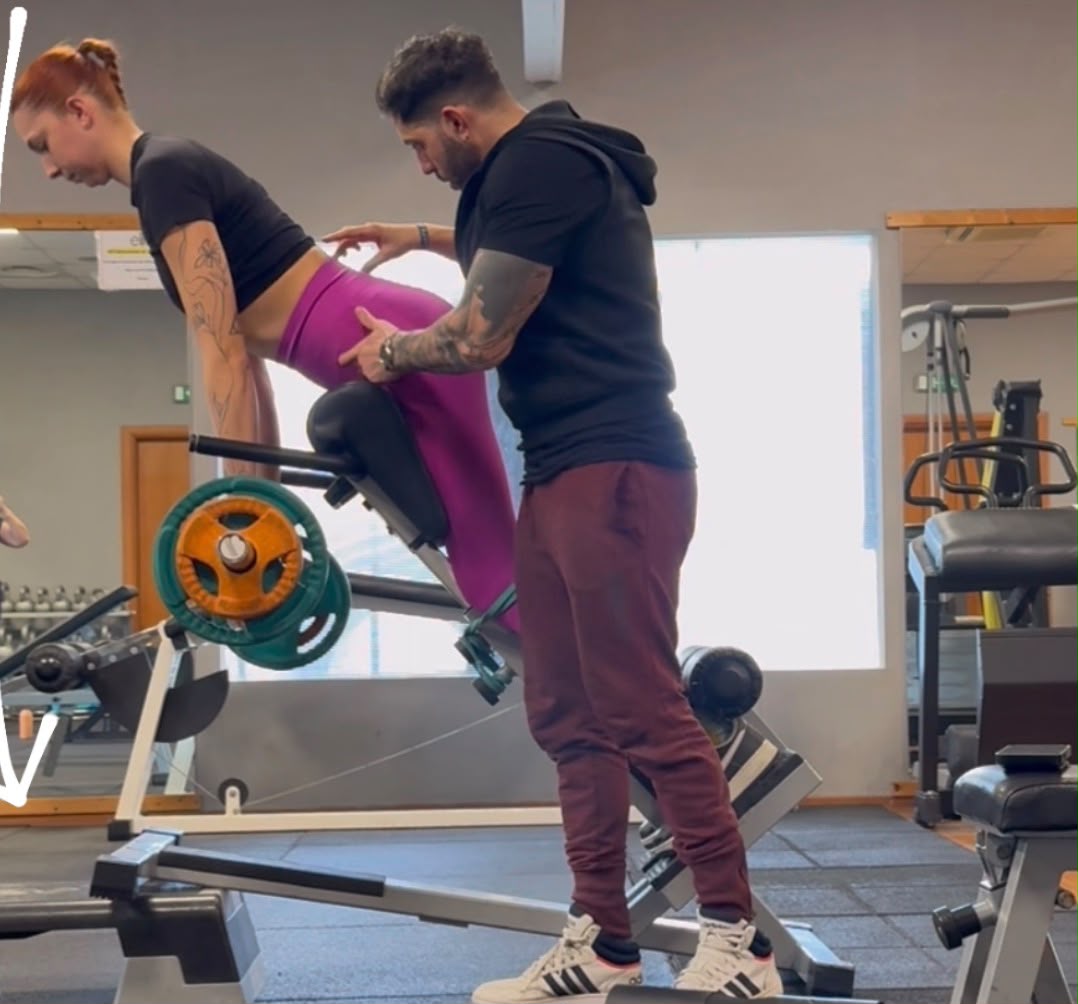 Mario Mattei allena una cliente in palestra durante la gavetta