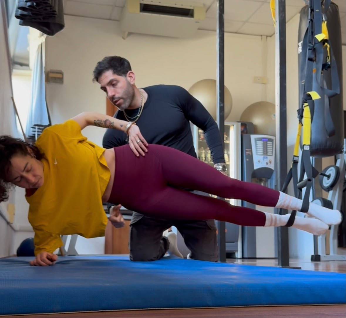 Assistenza su side plank durante il lavoro sul core